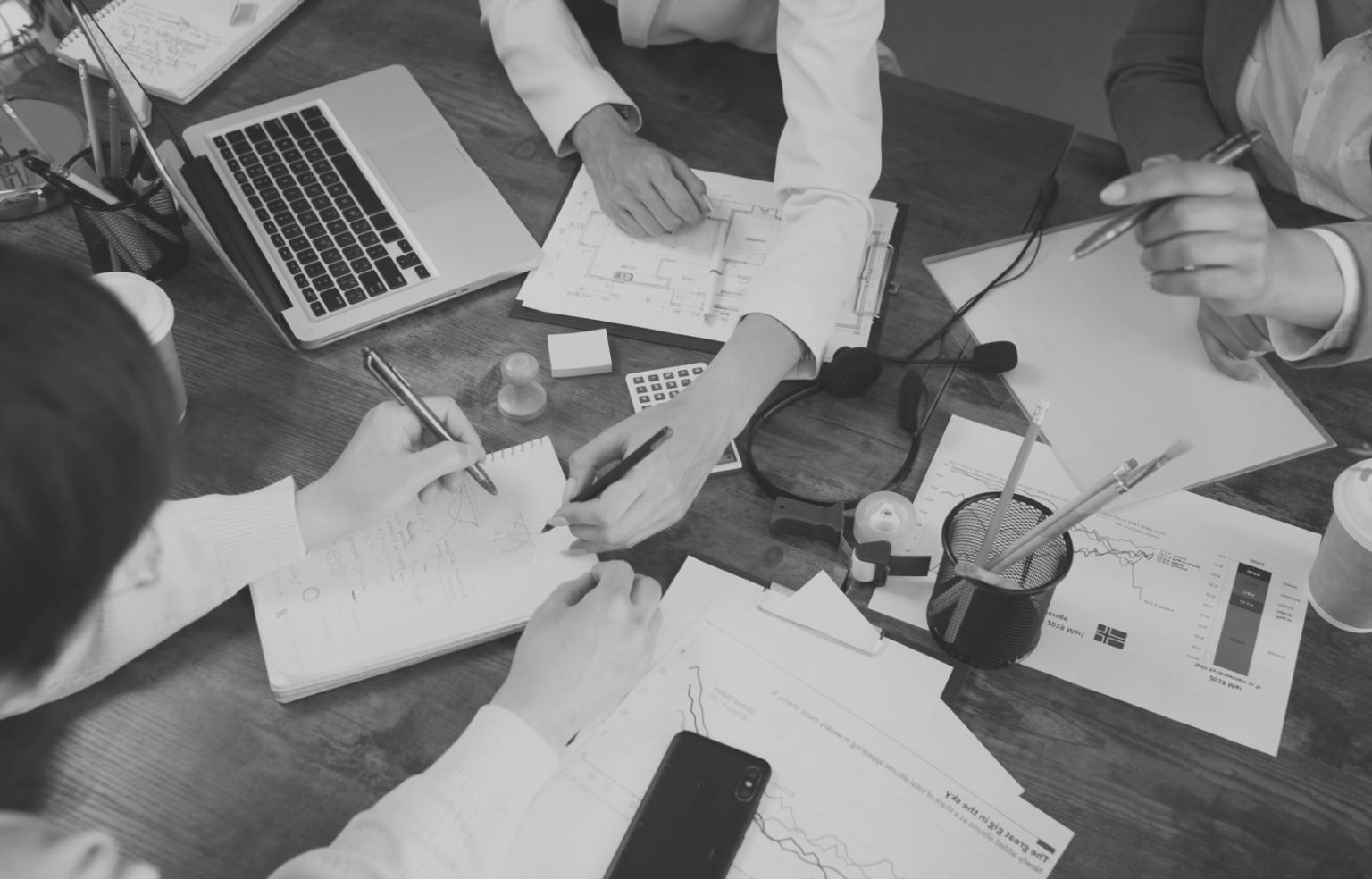 Persona revisando estrategias de ahorro en dispositivo móvil
